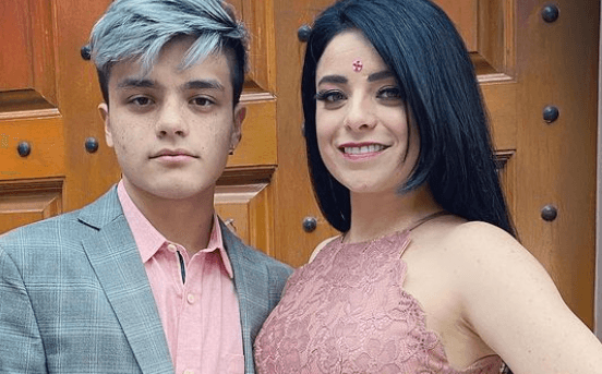 Violeta Isfel con su hijo Omar.