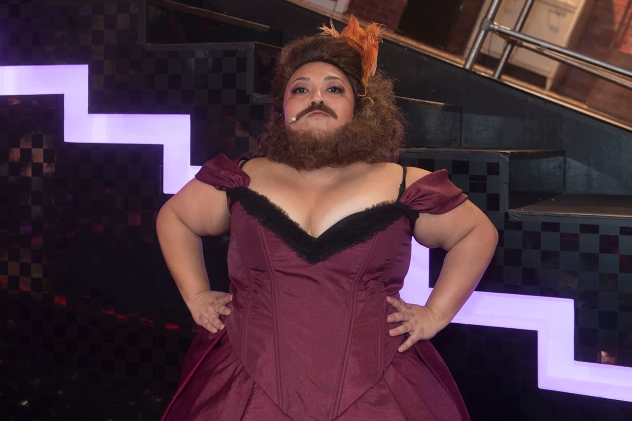 Michelle Rodríguez es muy divertida, pues hace comedia en teatro, cine y televisión (Toñita en la series '40 y 20'), además canta, y canta muy bien. En esta produccióon es conocida como "La Trajinera" y es campeona en el juego No Discutamos.