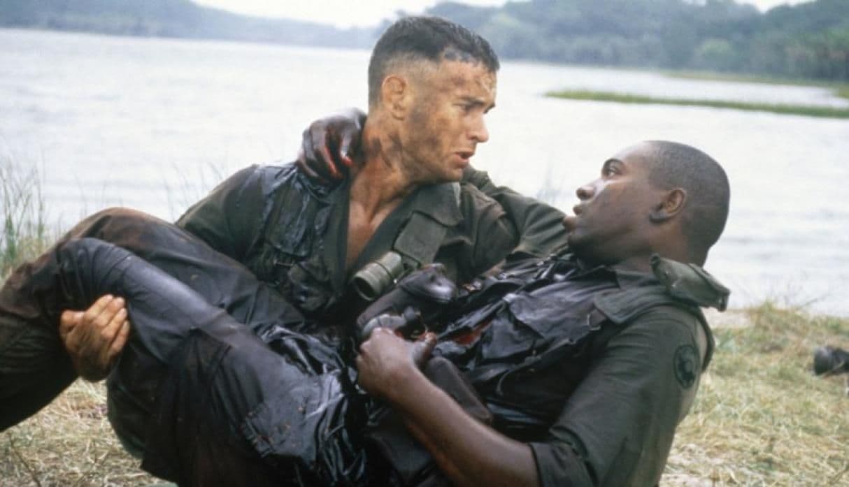 En Forrest Gump Tom Hanks fue a Vietnam, se murió su mejor amigo y de regreso una hippie se aprovechó de él.