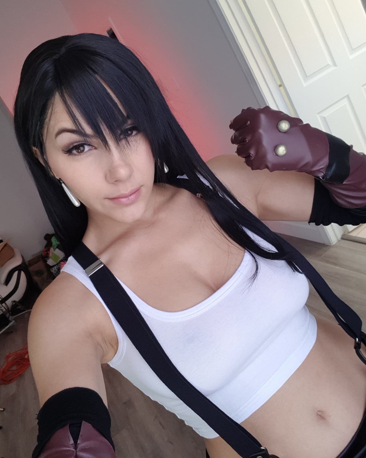 No es precisamente una cosplayer famosa, pero sí que sabe retratar la sensualidad del personaje.