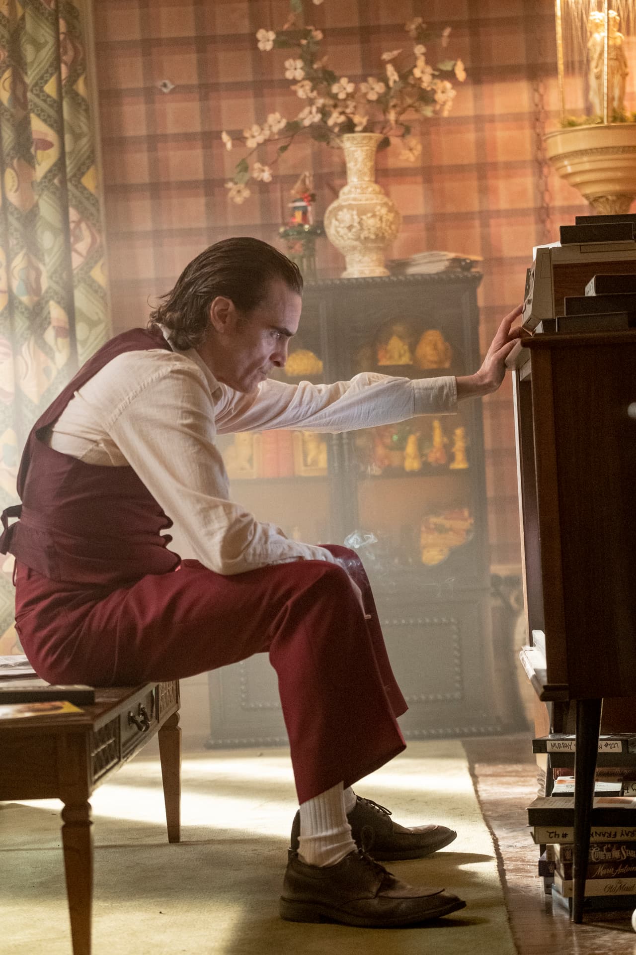Arthur Fleck (Joaquin Phoenix) asiste a una especie de servicio social donde le dan terapia y medicamentos, pero se cancela el programa, lo que deja en gran medida desamparado al protagonista.