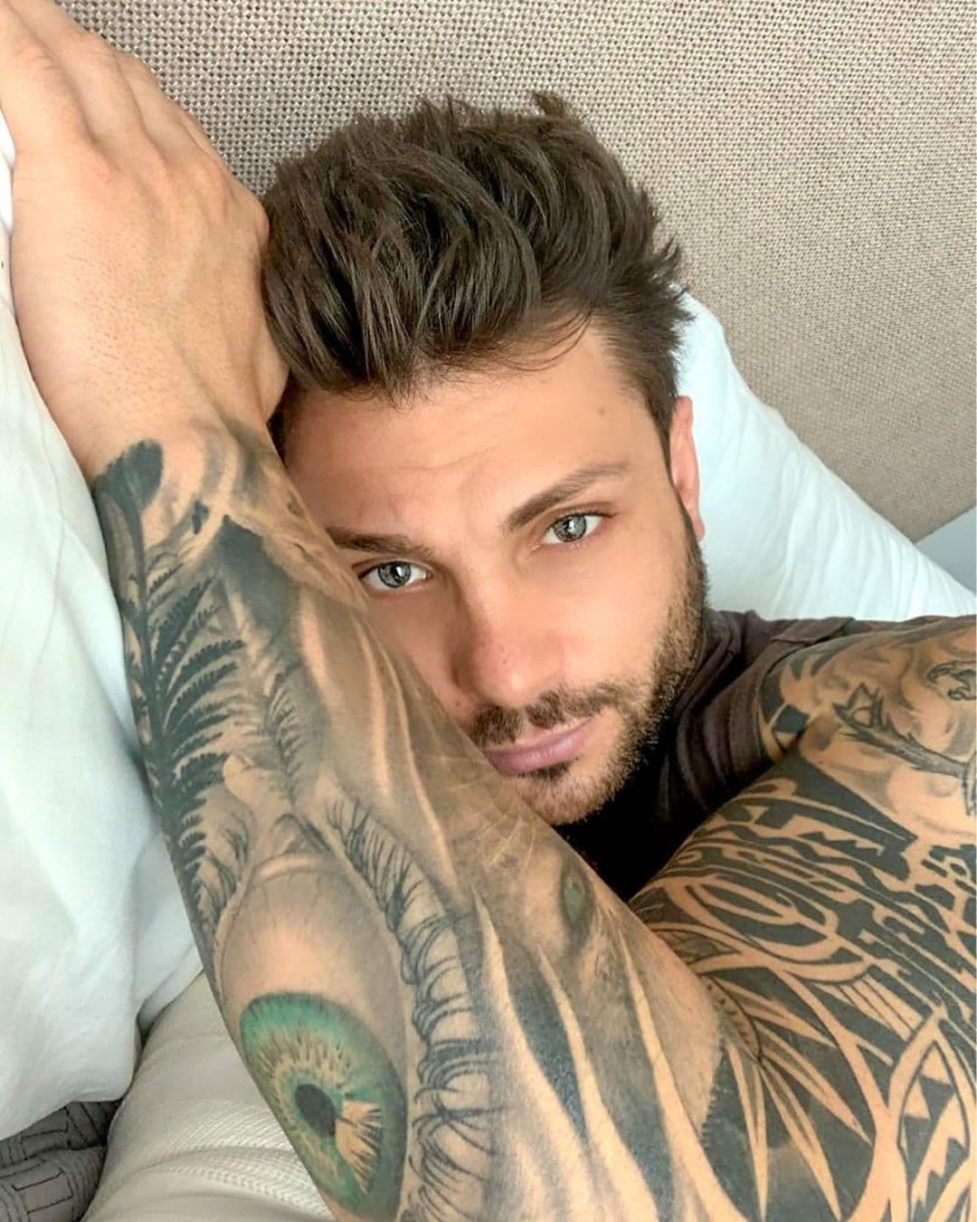 Tal vez no lo sabías, pero Nicola es de ascendencia italiana y estudio para ser piloto comercial, lo cual es muy curioso porque le tiene fobia las alturas.