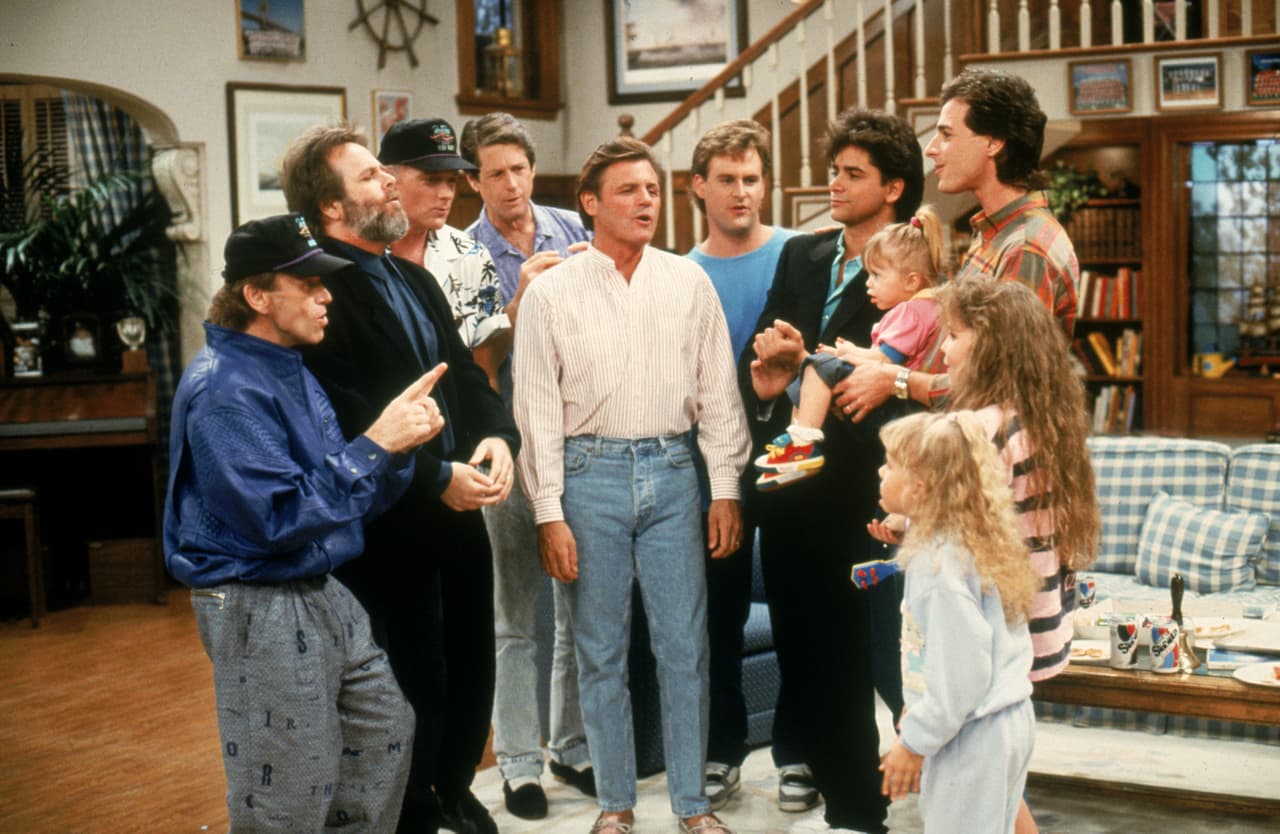 Algunas celebridades de la década de los ochenta y noventa aparecieron en la serie, como The Beach Boys, Marcia Wallace, Kristian Alfonso, Annette Funicello y Ed McMahon.