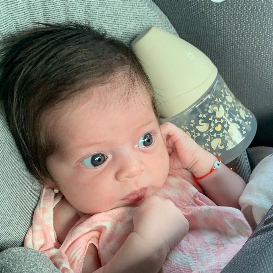 “¡Qué bella!”, “Hermosa”, “Que hermosa, tiene unos ojos espectaculares. Dios la bendiga”, “Me encanta verle esos ojotes tan divinos, princesa hermosa”, “Se parece muchísimo a ti Ale, cuídala mucho”, “Adorable”, “Que hermosa Luciana” y muchos emojis de corazón recibió esta fotografía que publicaron el pasado 24 de octubre.