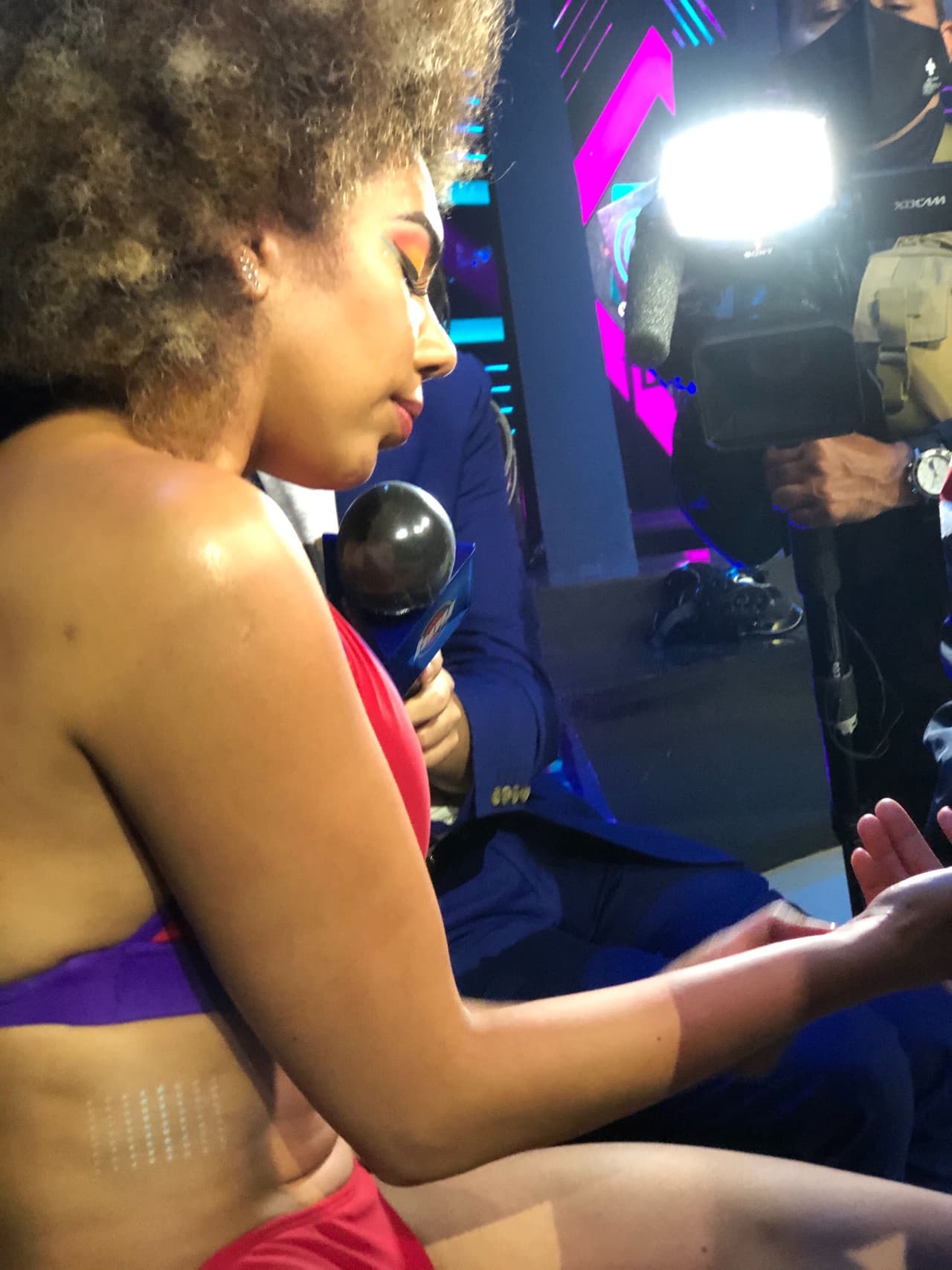 Anahí se lastimó la mano durante su participación en Remojados.