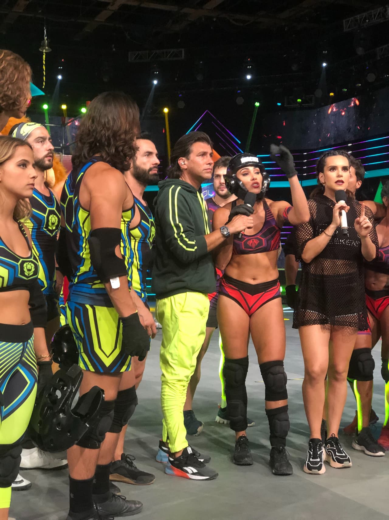 En la última prueba, llamada ‘Todos Arriba’, tres guerreros debían subir un muro y posteriormente tocar una campana, desatando la primera polémica del show. La primera ronda ganaron las Cobras y en la siguiente round se enfrentaron Reno, Diego y Sebas contra Dariana, Wapayaso y Said P., pero ambos tríos llegaron al mismo tiempo a tocar la campana.