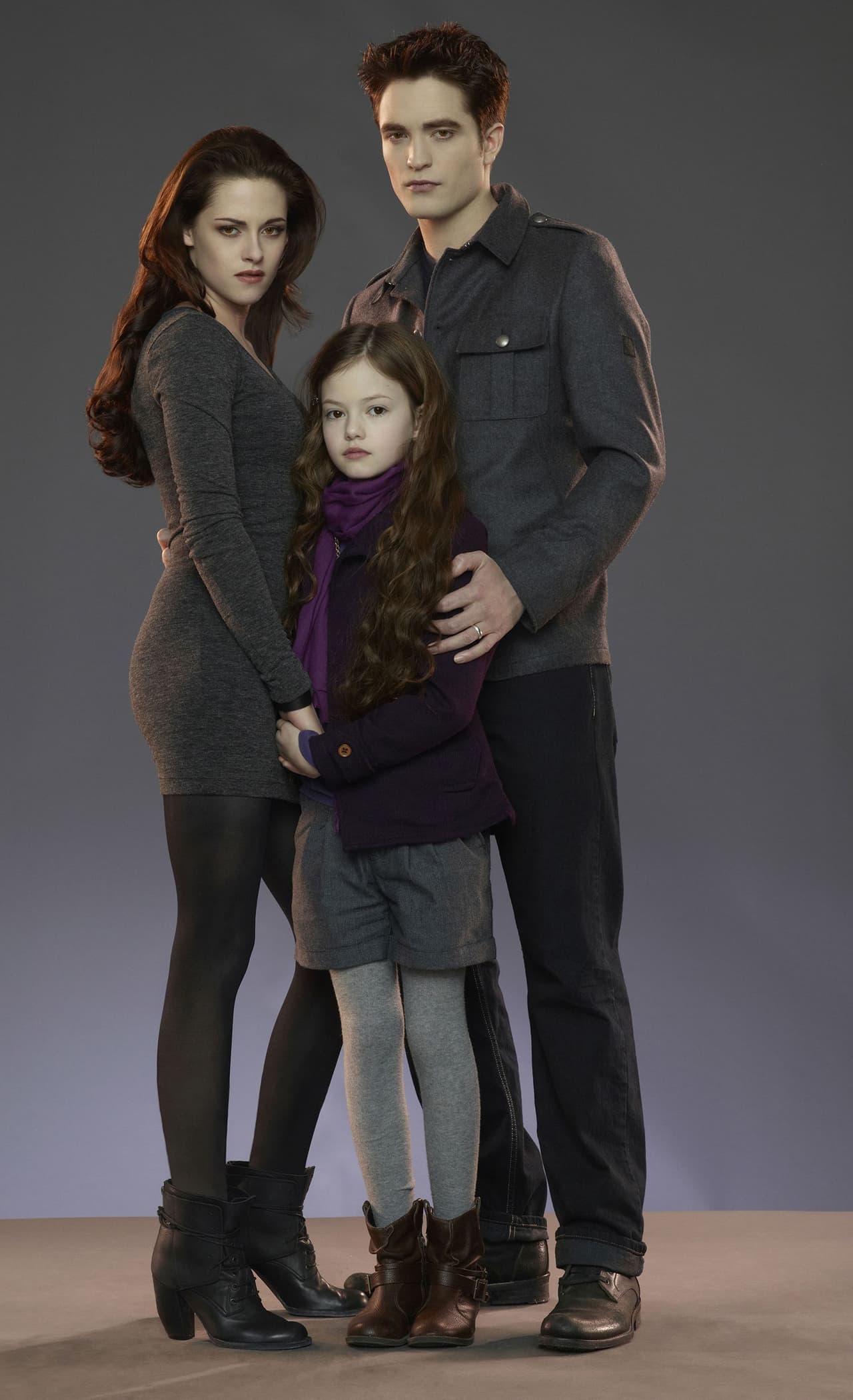 A pesar de que Mackenzie Foy inició su carrera en 2009 al participar en la serie ‘’Til Death’, ganó fama mundial tras interpretar a Renesmee, la hija de Edward Cullen y Bella Swan, en las últimas dos películas de ‘Crepúsculo, la saga’, Amanecer parte 1 y 2.