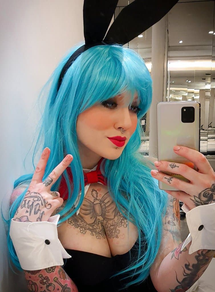 La ilustradora Mayã eligió la ocasión que la chica de cabellera azul salió de conejita, uno de los cosplays más populares de Bulma que merece más de una mención en esta galería.