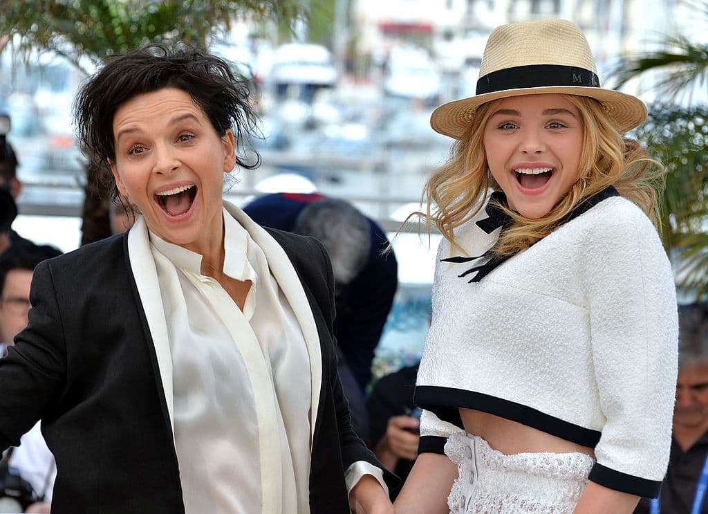Otras películas importantes en las que ha salido son: Carrie, Dark Shadows, Hick, La invención de Hugo Cabret, el remake de Déjame entrar. En esta foto en Cannes está al lado de Juliette Binoche, ambas actuaron en Clouds of Sils Maria.