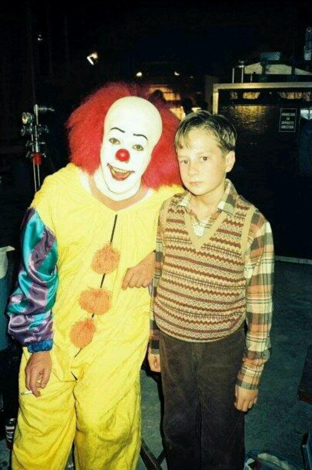 Aunque hubo sus excepciones, claro. Aquí vemos al payaso al lado de Adam Faraizl, quien interpretó a Eddie Kaspbrak... aunque no se ve exactamente feliz.
