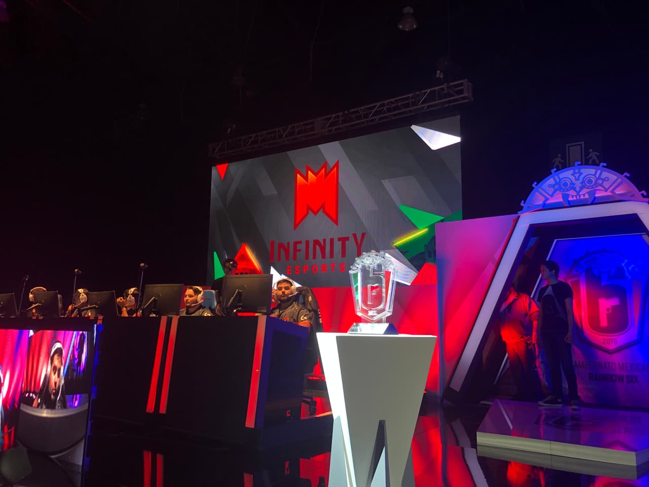 El trofeo quedó en manos de Infinity.