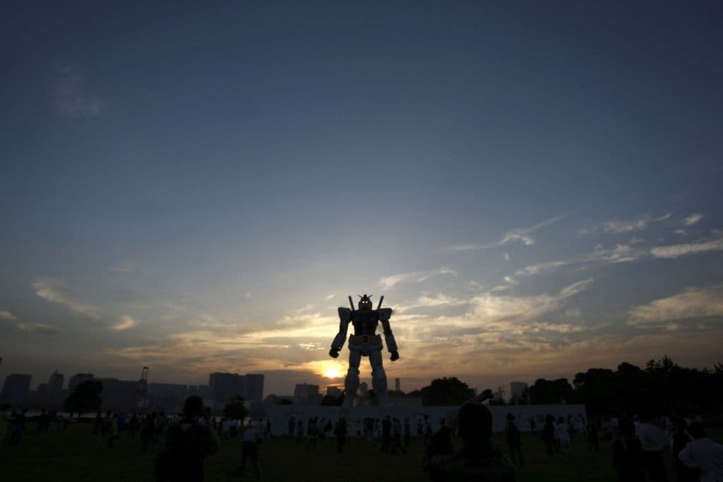 Esta foto es en un parque en Tokio, el 12 de junio de 2009. El modelo de 18 metros de altura está construido para celebrar el 30 aniversario de la transmisión del anime.