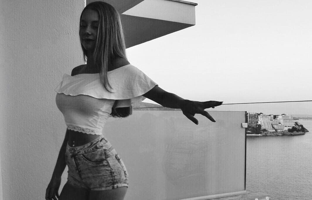 La primera publicación de Ester en Instagram fue el 26 de mayo de 2016, invitando a sus fans a verla en el teatro.
