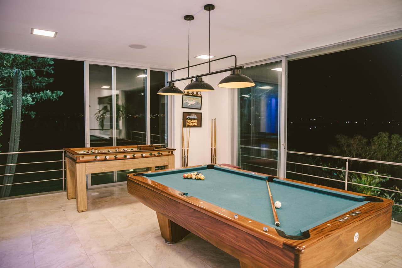 Esta lujosa casa cuenta también con áreas de entretenimiento, gimnasio, sauna y bar. Las pruebas llegan a ser bastante intensas y los participantes deben tener un lugar para relajarse.