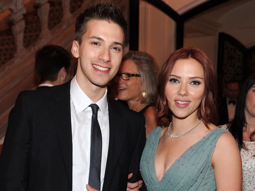 Scarlett Johansson tiene un hermano gemelo de nombre Hunter. Más de una ya lo quiere cazar para hacer de la Viuda Negra su cuñada.