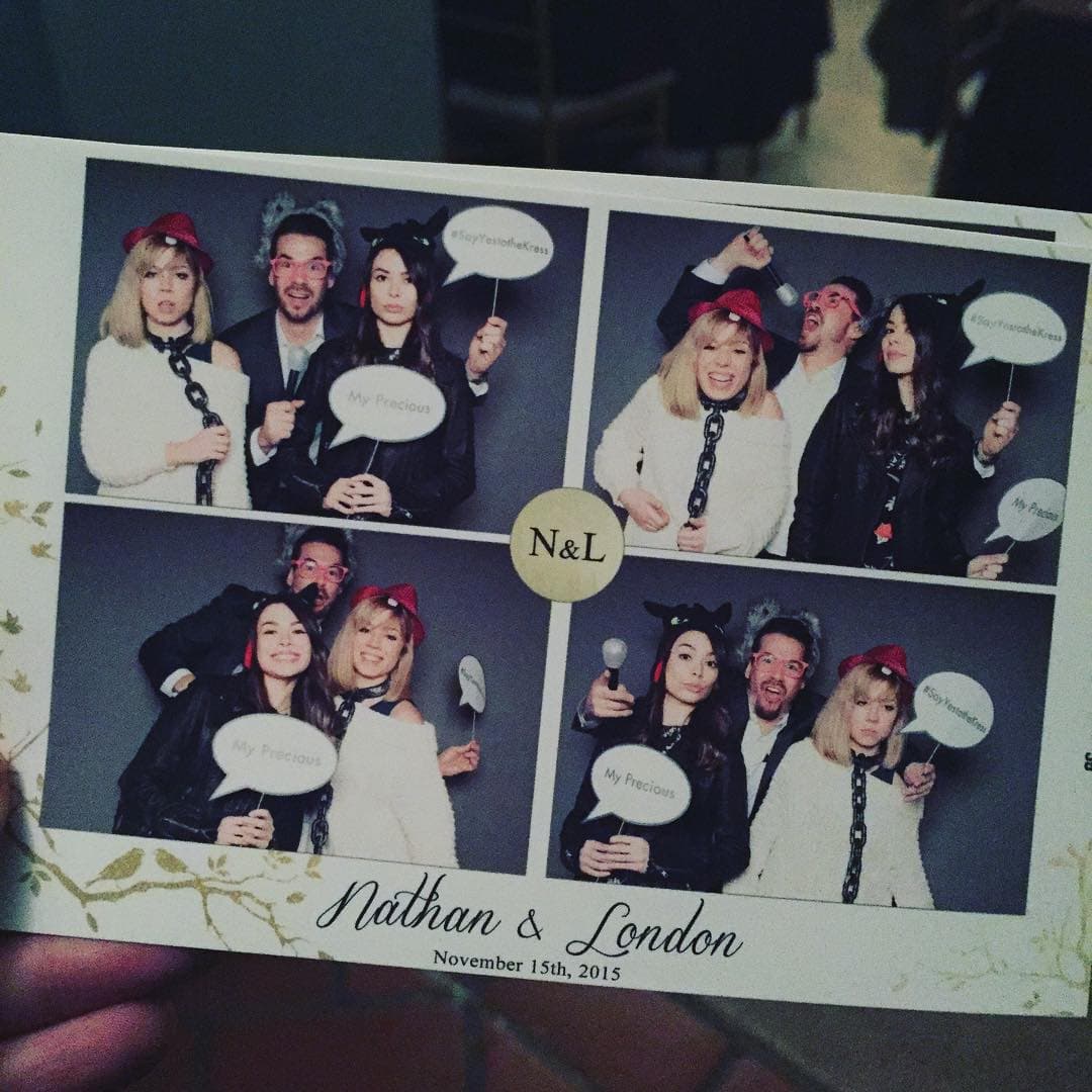 En cuanto a su vida personal, Nathan se casó con London Elise Moore el 15 de noviembre de 2015. Al festejo no podían faltar sus compañeros de ‘iCarly’, Miranda Cosgrove, Jennette McCurdy y Jerry Trainor, quienes compartieron en redes algunas diapositivas del evento.