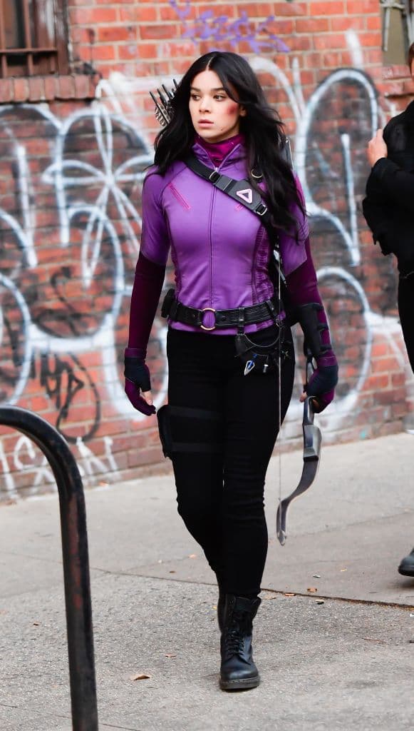 En esta foto podemos ver que su personaje tiene una herida en el rostro.