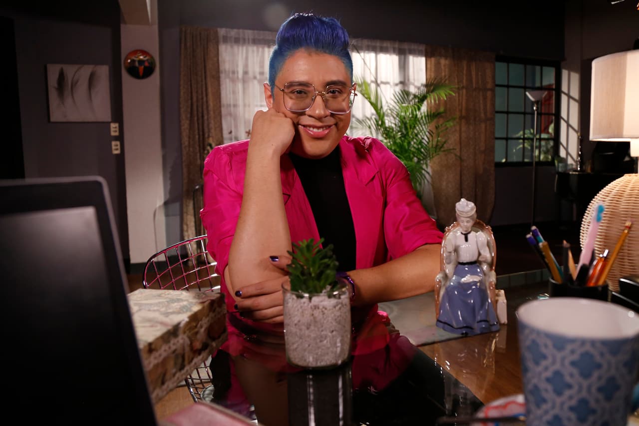 Manu Nna llega directamente del glamuroso mundo de la comedia y de internet para ver cómo le va de panadero y en una taquería.