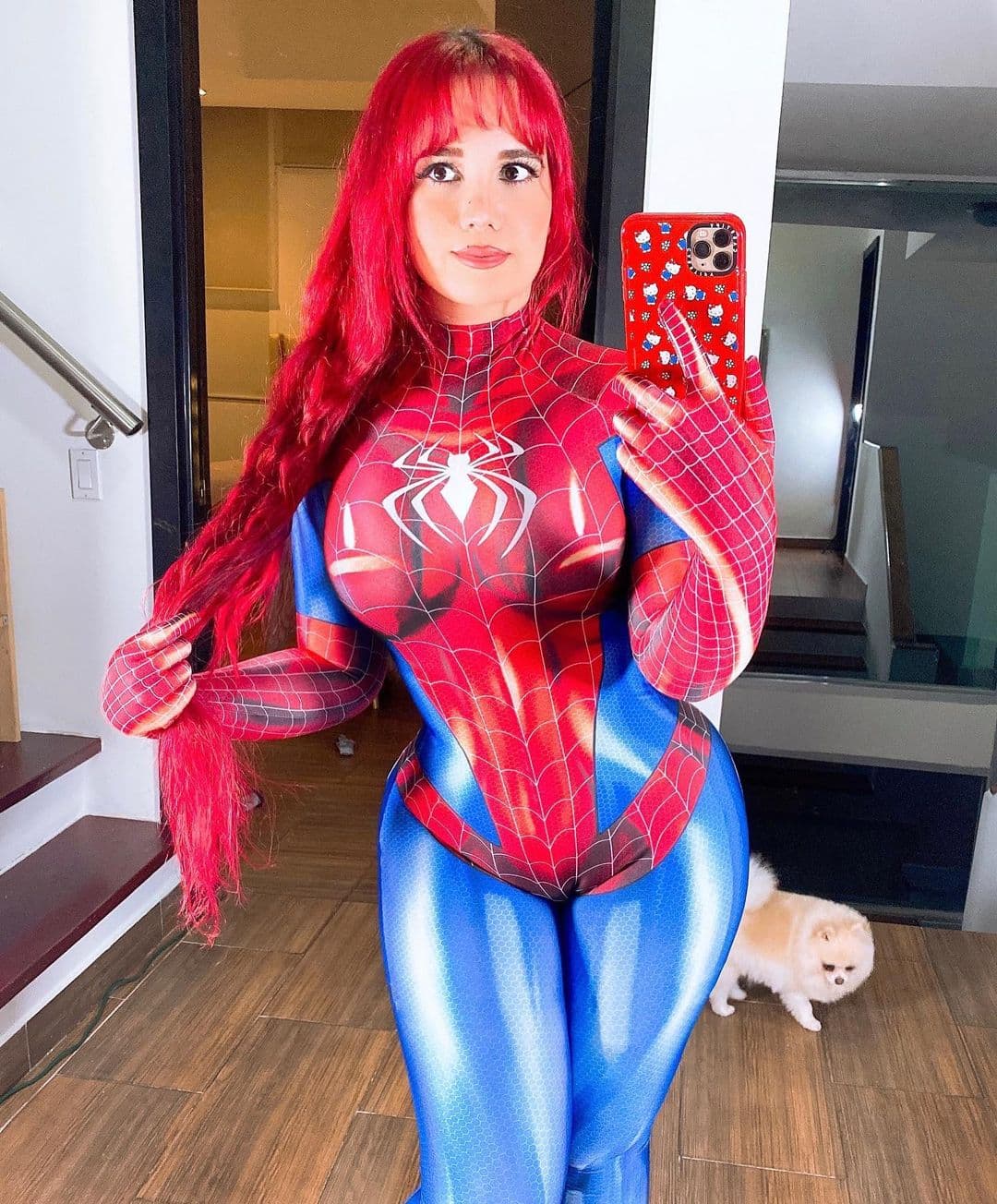 Así como es otaku y le gusta el manga y el anime, también le entra a los cómics y es una de las iteracones femeninas del multiverso arácnido de cosplays.