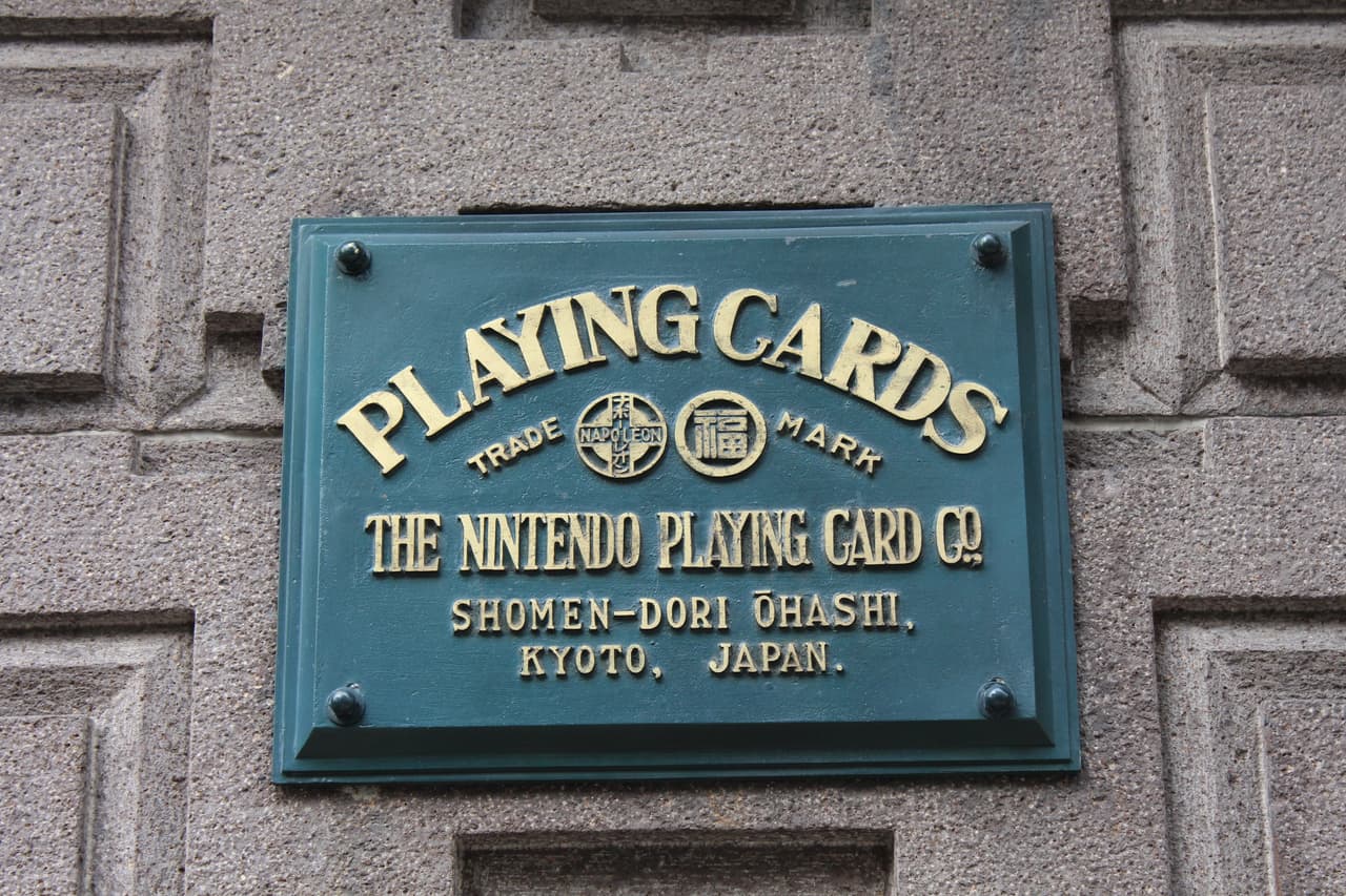 Este lunes Nintendo cumple 130 años. Si no estás tan al pendiente del gaming, quizá se te haga raro que una compañía de videojuegos tenga tanto tiempo. Pero es fácil de explicar.