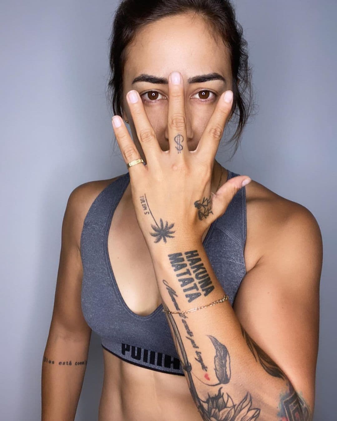 Sus tatuajes son parte importante de su look. “No juzgues a alguien simplemente porque peca de manera distinta que tú #UnTatuajeNoTeDefine”, precisó.