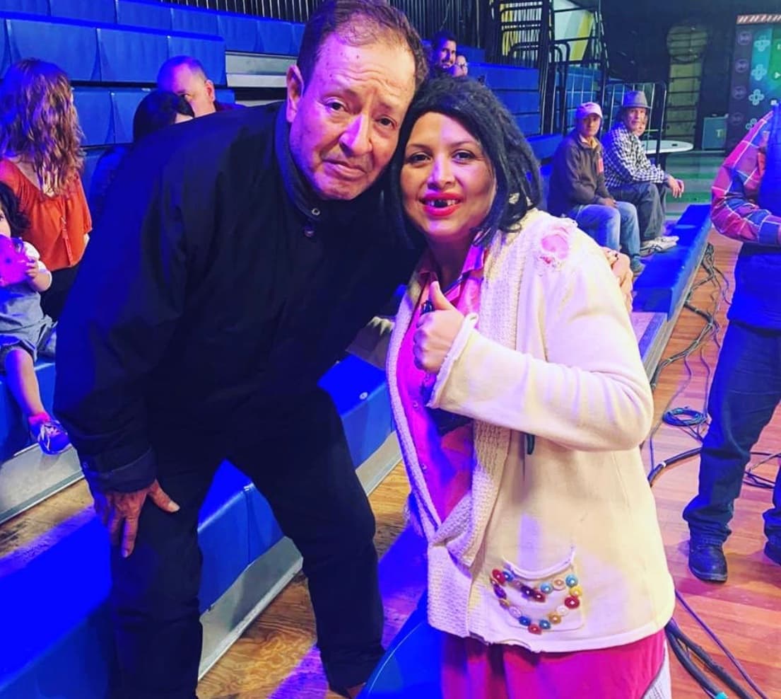 En la televisión, su debut fue en 'El Calabozo', programa que comenzó a transmitirse en 1993 y era conducido por Jorge 'el Burro' Van Rankin y Esteban Arce. También fue extra en proyectos de Roberto Gómez Bolaños, 'Chespirito'. También se le vio en el programa 'Toma Libre', de Facundo.