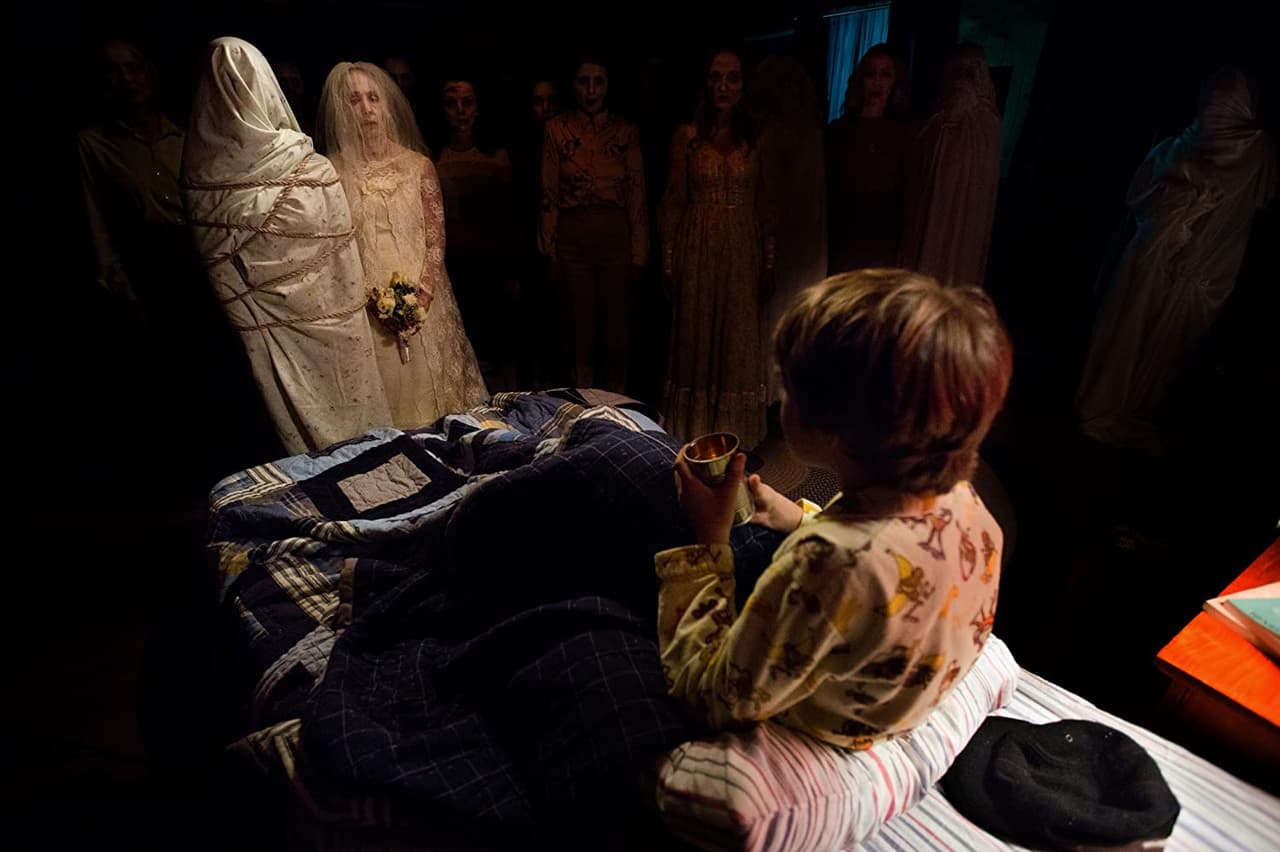 Insidious (2010) - Prime Video, Insidious 2 (2013) - Netflix: Sigue la historia de Elise Rainier, quien ayuda a la familia Lambert a librarse de los demonios que los persiguen; ella es capaz de cruzar el umbral para enfrentar a los espíritus malos y buscar las alamas perdidas.