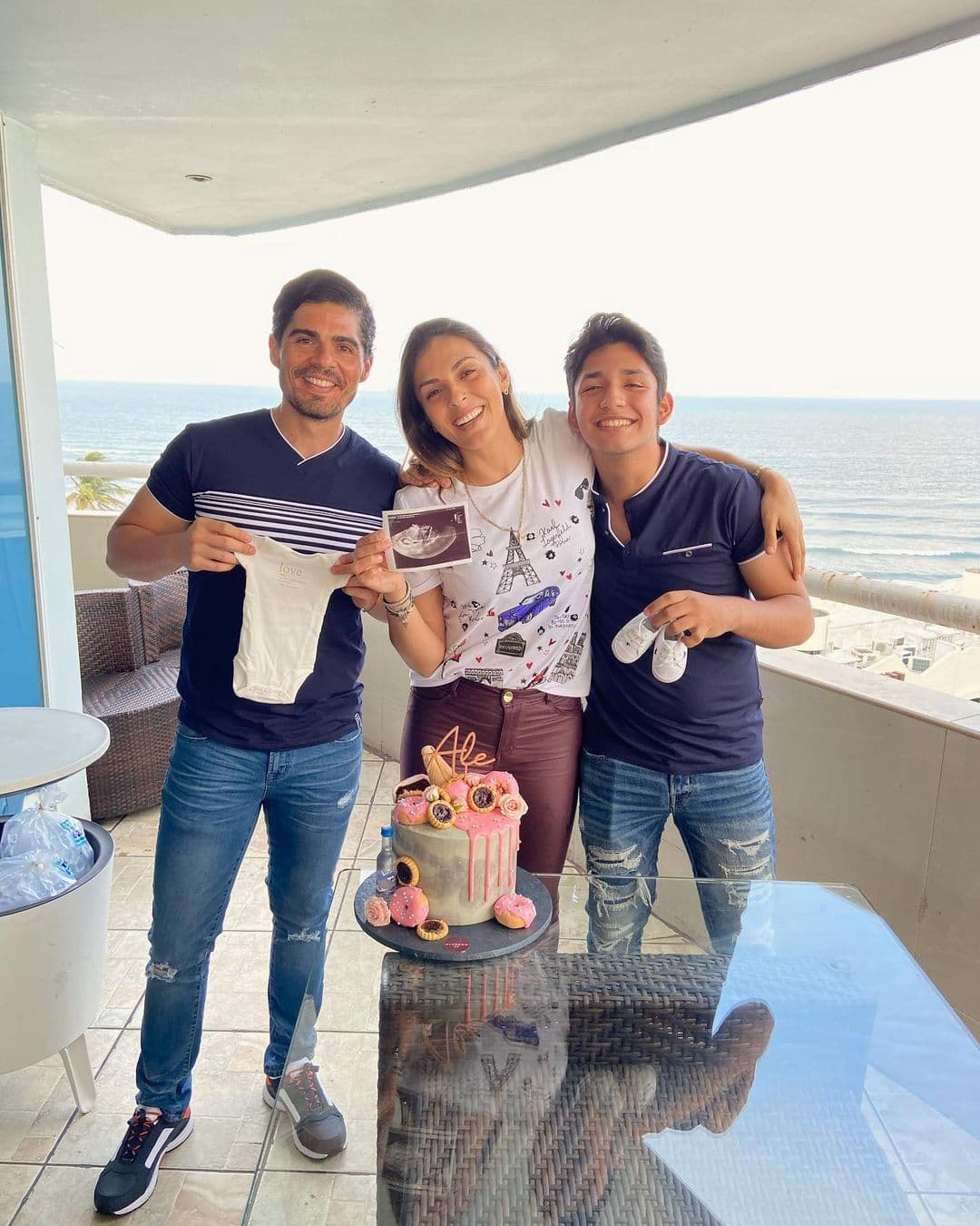 Pako ha estado presente en algunos de los momentos más importantes de su vida, como en abril pasado que anunció la comediante su segundo embarazo.