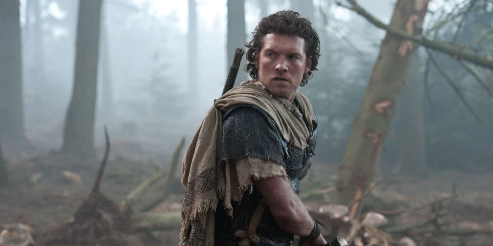 Sus artistas favoritos son Xavier Rudd y Bernard Fanning. Además de actuar, es un apasionado del surf.