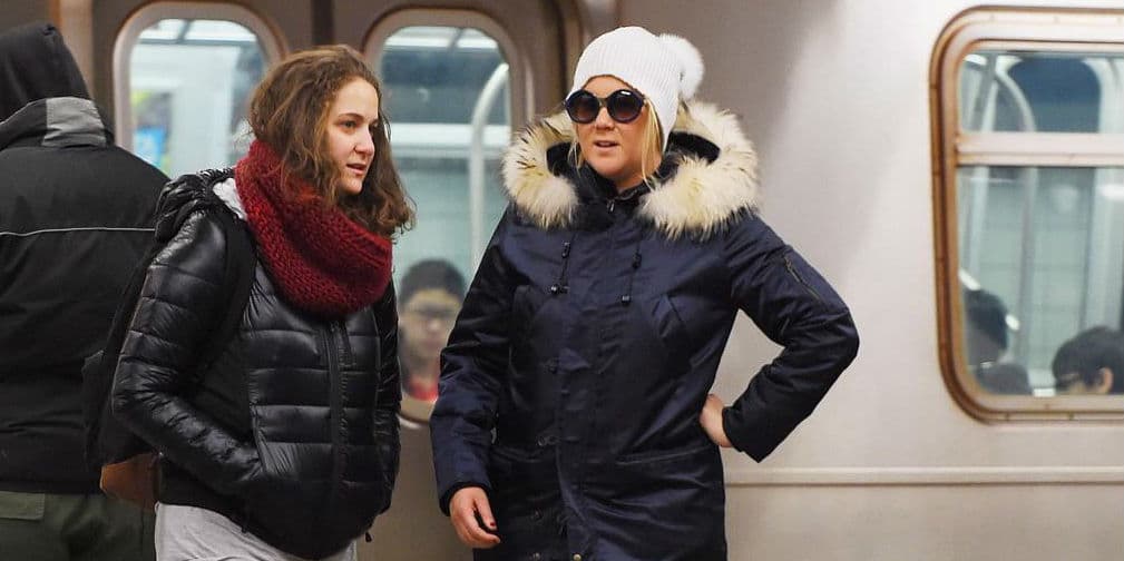 14. Amy Schumer: La fama no ha cambiado a la comediante, quien conserva su humildad usando el metro.