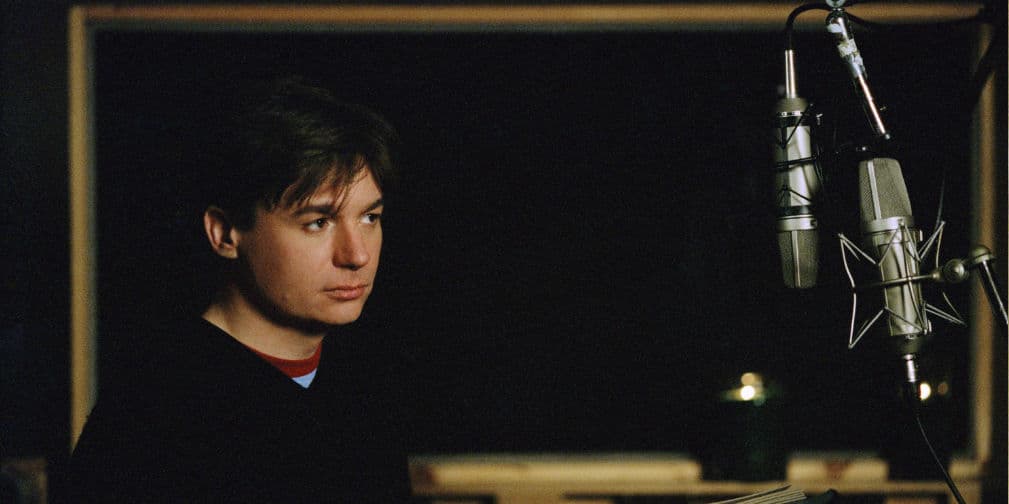 Mike Myers se ve muy pensativo mientras graba los diálogos de Shrek.