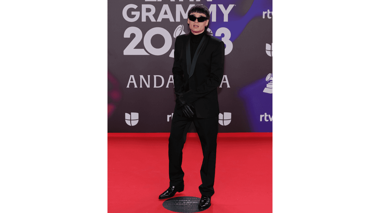 Peso Pluma en la alfombra roja de los Latin GRAMMY 2023
