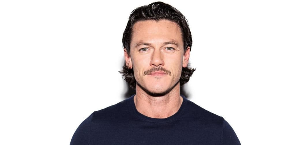Luke Evans nació en Pontypool, Gales; el 15 de abril de 1979 y es un actor de teatro y cine galés.