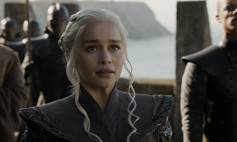 Emilia Clarke dice que la están presionando para desnudarse en pantalla