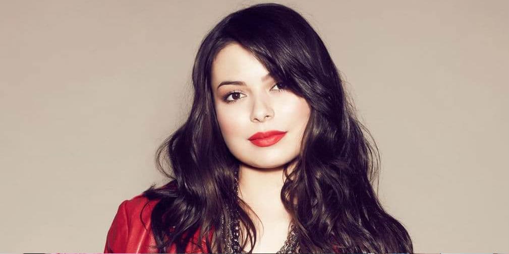 Miranda trabajó en su primer álbum con Espionage, Dr. Luke y The Matrix.