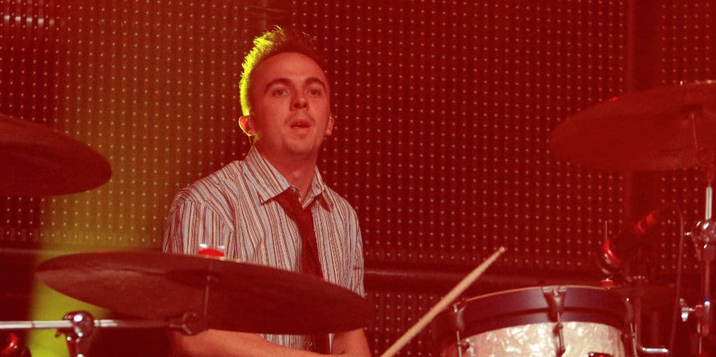 Este chico tiene su banda de rock, llamada Kingsfoil y donde es el baterista. ¡Anímate a cantar!