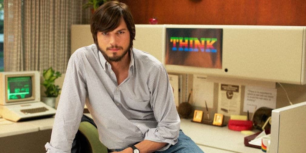 En 2013, protagoniza la película Jobs interpretando el papel de Steve Jobs. ¡Se ven igualitos!