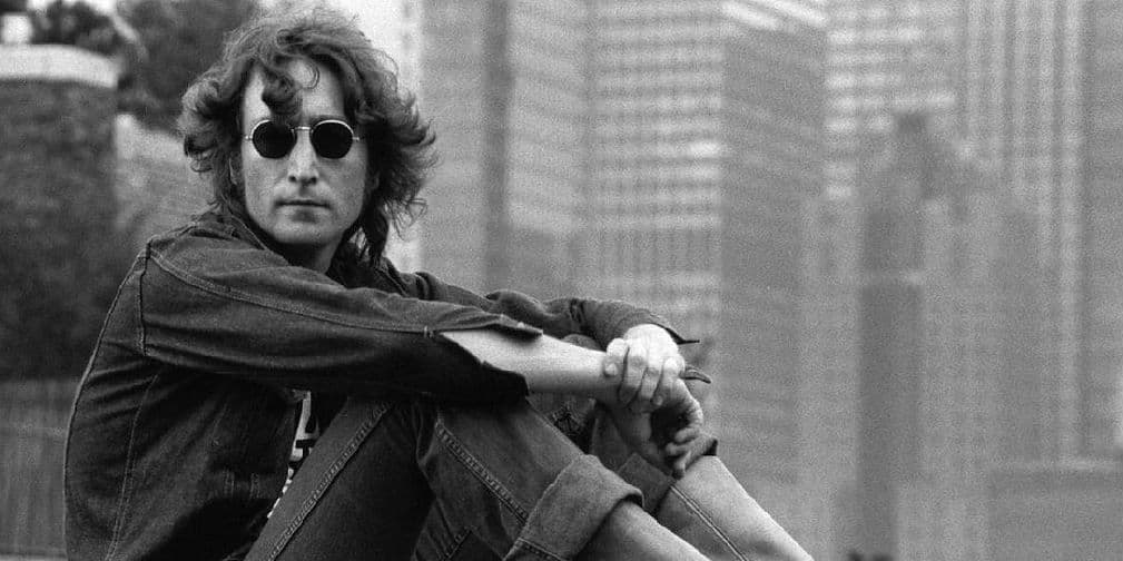 14. John Lennon: El 8 de diciembre de 1980 en New York, Mark Chapman disparo 4 veces al ex Beatle.