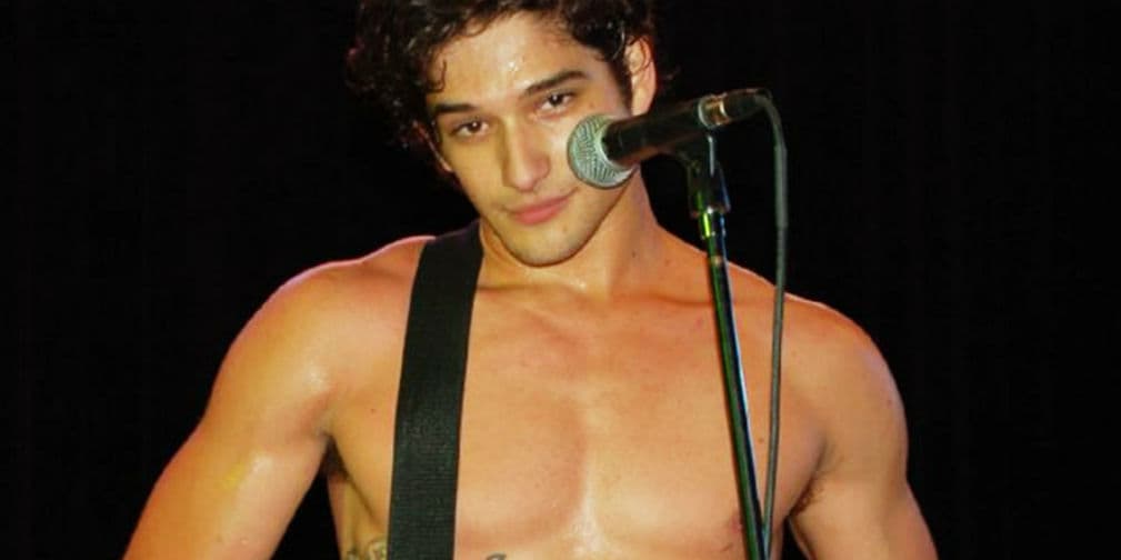 Al parecer a Posey le estorba la camisa para tocar con su banda, aunque nadie se ha quejado. ;)
