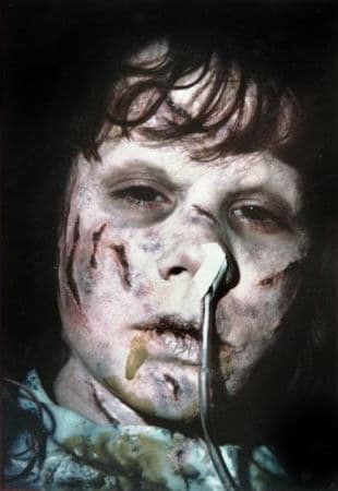 El Exorcisa (1973) - Prime Video: Un clásico de terror que a pesar de los efectos especiales antiguos, sigue siento aterradora. Cuenta la historia sobre una actriz que llama a unos sacerdotes jesuitas para salvar a su hija de la posesión demoníaca que la tiene.