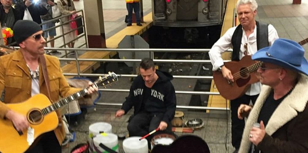 18. U2: La banda de Bono ofreció un concierto en el metro de NYC, como parte del programa de Jimmy Fallon.
