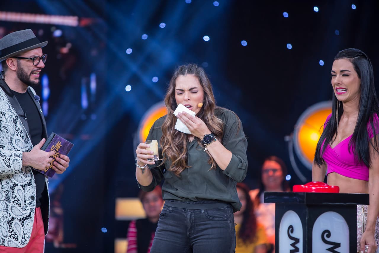 A la hora de los 'Shots', Alejandra 'La Jarocha' Rivera tuvo que echarse uno de ojito por responder mal.