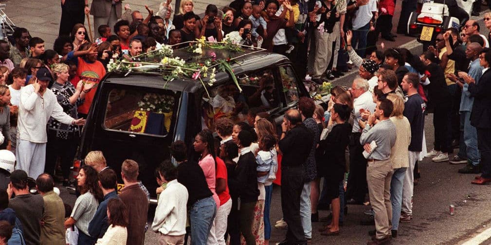 3. Princesa Diana: Tras su fallecimiento en 1997, la bandera en el Palacio de Buckingham no fue puesta a media asta.