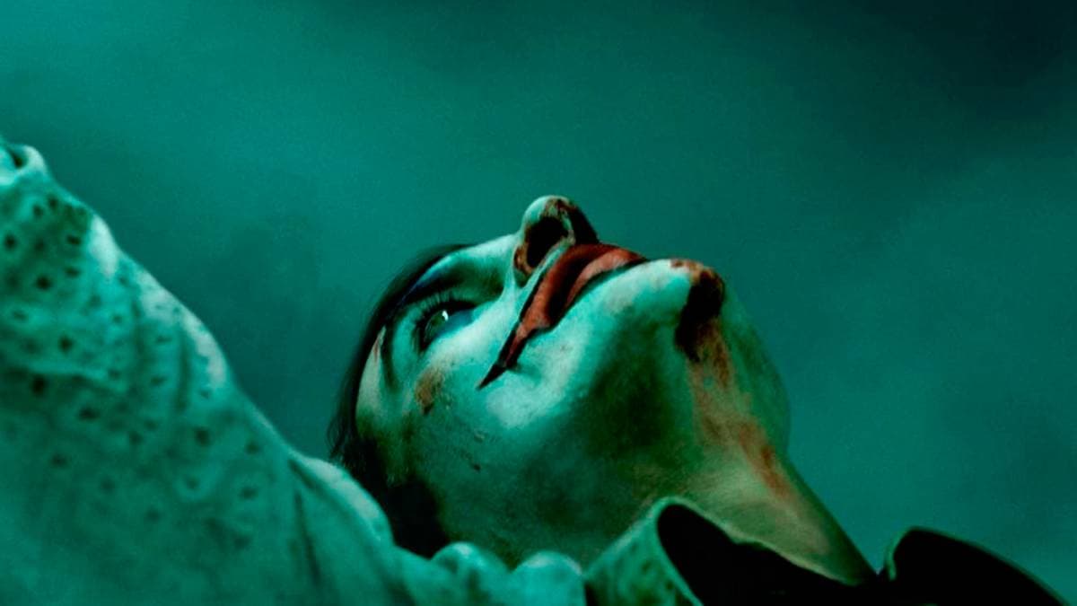 El descenso de un hombre a los abismos de la locura y la maldad es uno de los ejes fundamentales en la historia de Joker. Es algo que nos morimos por ver.