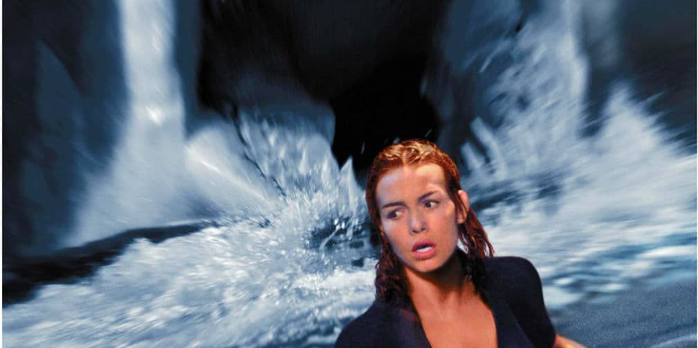 ¿Tiburones alterados genéticamente para ser más inteligentes? Esa es la premisa de Deep Blue Sea de 1999.