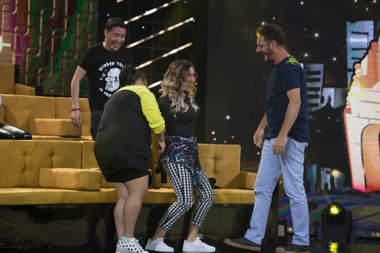 Afortunadamente, rápido le consiguieron una pashmina que, de momento, le tapaba la retaguardia para no enseñar de más.