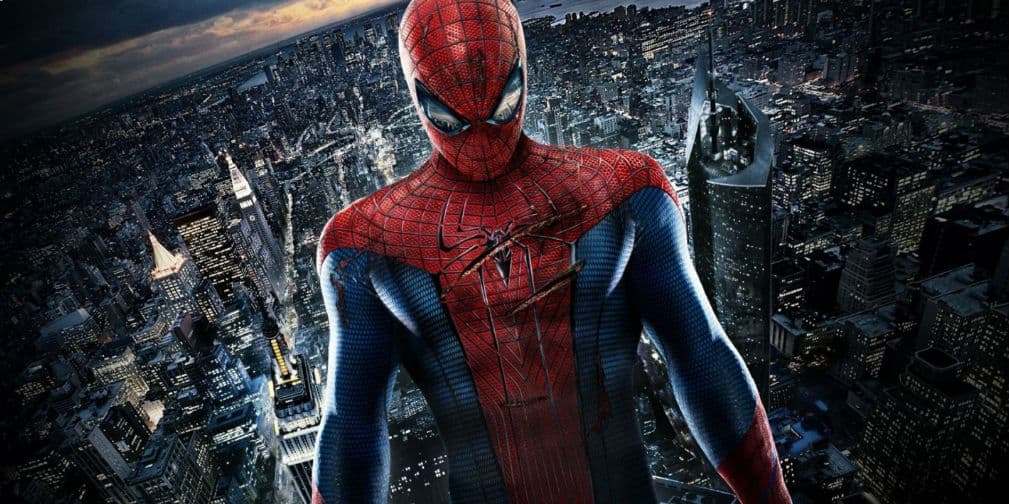 The Amazing Spiderman (2012): Peter está intentando descubrir quién es tras ser mordido por una araña.