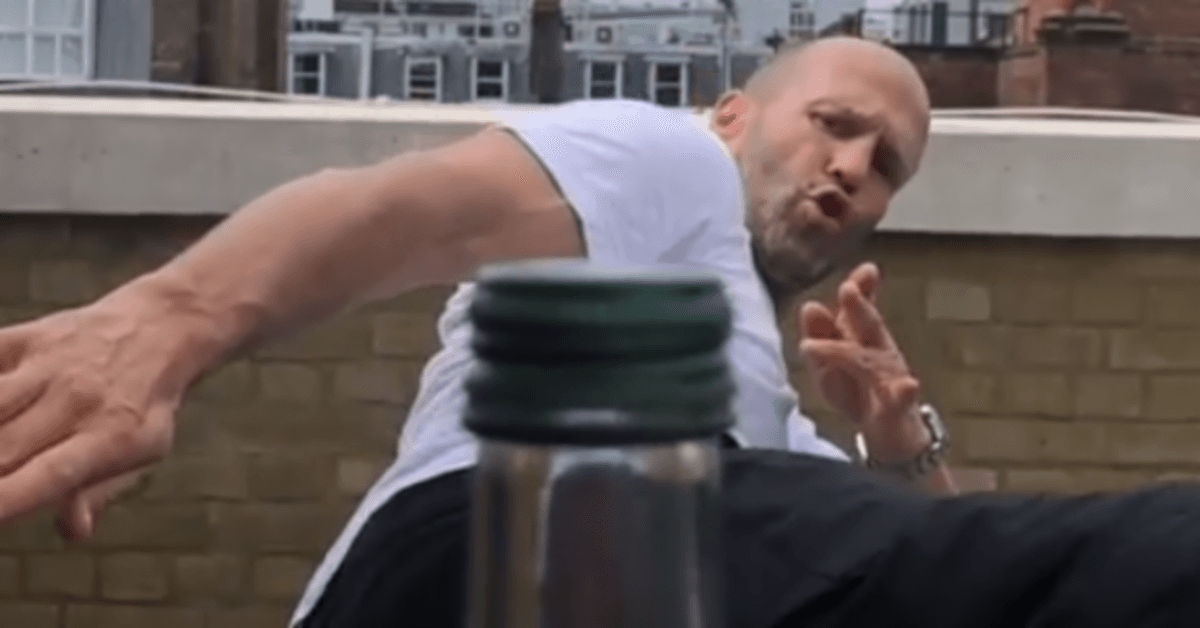 Descubre el nuevo reto viral de la botella que desafía con estilo a los héroes de Hollywood