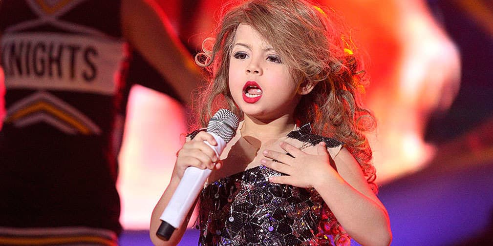 Una adorable niña imita a Taylor Swift