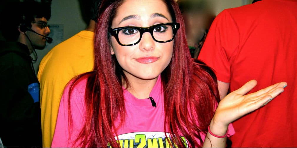 ¿Nerd o Geek? No hay forma de ocultar la belleza de esta chica, ¡igual la amamos como sea!